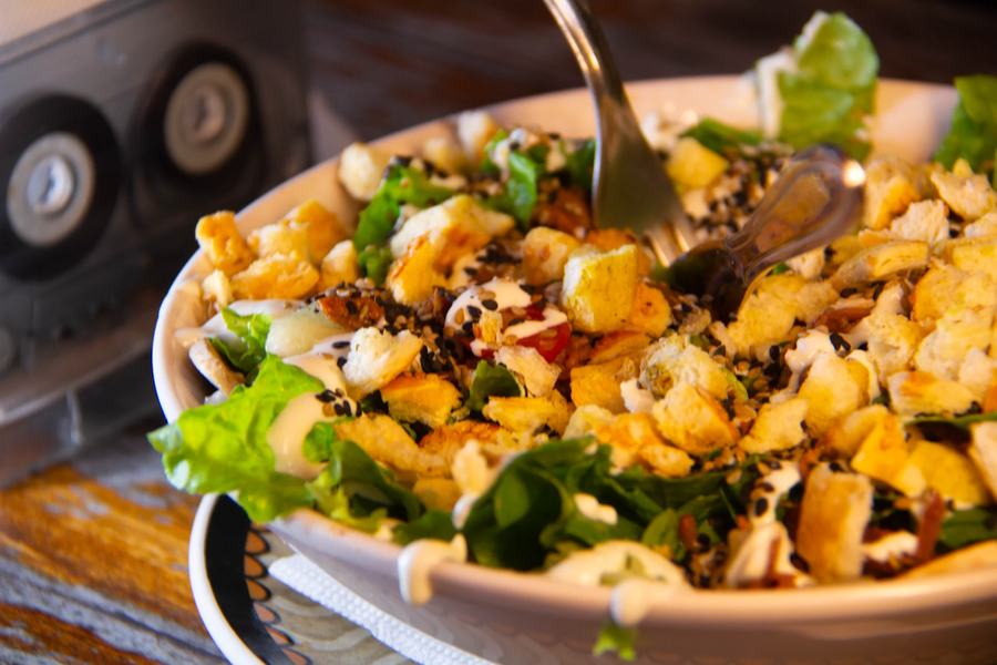 Salada com folhas e crocantes, servida em bowl