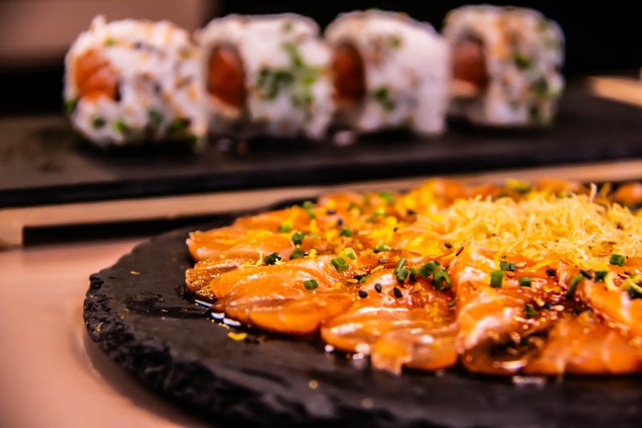 Sashimi de salmão com molho especial, servido em ardósia