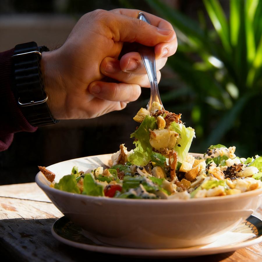Salada sendo servida à mesa, ambiente externo